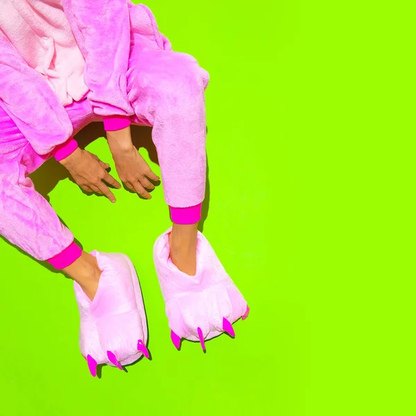 Girl Pink Kigurumi Pajama Dan Sandal Tetaplah Rumah Santai Saja — Stok Foto