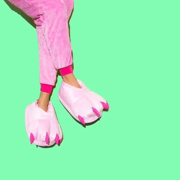 穿着粉红的Kigurumi Pajama和拖鞋的腿呆在家里放松点Pajama党的概念 最小时尚糖果搞笑艺术 — 图库照片
