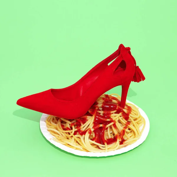 Massa Espaguete Com Ketchup Sapatos Vermelhos Sobre Fundo Verde Minimalismo — Fotografia de Stock