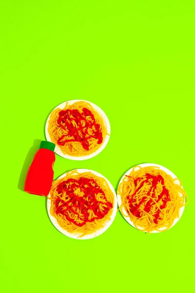 Pâtes Spaghetti Ketchup Sur Fond Vert Minimaliste Régime Alimentaire Calorique — Photo