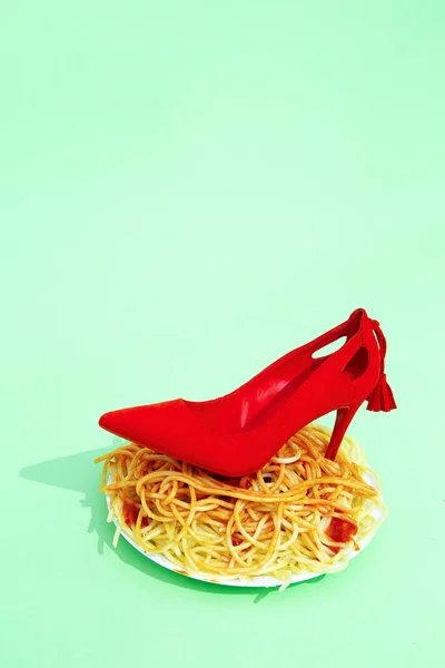 Massa Espaguete Com Ketchup Sapatos Senhora Vermelha Fundo Verde Minimalismo — Fotografia de Stock
