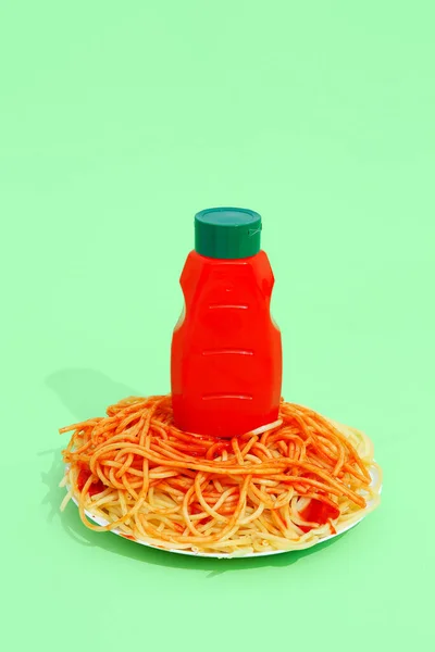 Pâtes Spaghetti Ketchup Sur Fond Vert Minimalisme Régime Alimentaire Calorique — Photo