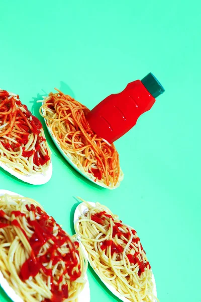 Pâtes Spaghetti Ketchup Sur Fond Isométrique Vert Minimalisme Concept Art — Photo