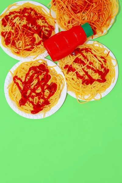 Pâtes Spaghetti Ketchup Sur Fond Plat Vert Minimalisme Concept Art — Photo