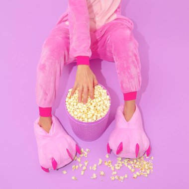 Pembe Pijamalı Parti Kızı konsepti. Evde kal. Patlamış mısır sever. Çok az. Ev sineması tarzı. Dinlenme zamanı.