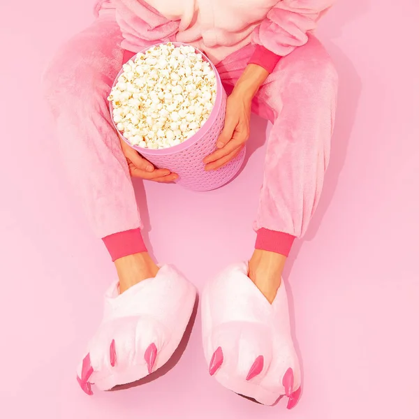 Roze Pyjama Party Girl Concept Blijf Thuis Popcorn Minnaar Minimaal — Stockfoto