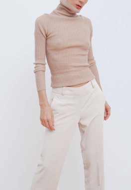 Şehvetli Bayan. Günlük görünüşün şık ayrıntıları. Günlük bej kıyafet. Moda Minimalist tarzı. Tam bir bej estetiği. Moda güz mevsimi ilkbaharı Bak kitabı