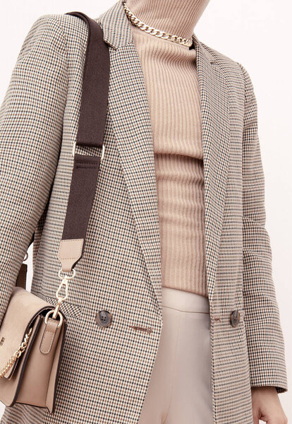 Стильная парижская леди. Детали повседневного вида. Повседневная бежевая клетчатая куртка и аксессуары бархатная сумка и цепь. Модный минималистический стиль. Мода осень зима весна смотреть книгу.