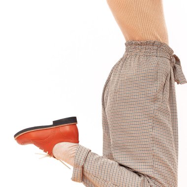 Günlük bakışın ayrıntıları. Retro ayakkabılı ve ekose boyalı bir kadın. Klasik moda tarzı. Minimalist