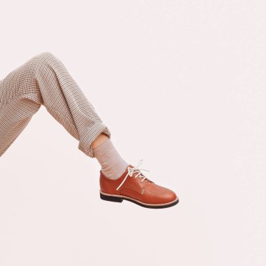 Günlük bakışın ayrıntıları. Retro ayakkabılar ve ekose boyalar. Klasik moda tarzı. Minimalist