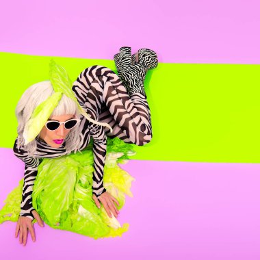 Moda zebra desenli elbiseli şık bayan taze salata yeşili. Vejetaryen ol, hayvan sever. Diyet, sağlıklı yiyecekler, kalori konsepti. Çiğ vejetaryen partisi.