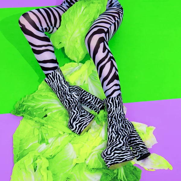 Nogi Ubraniach Butach Zebra Nadruk Świeżego Zielonego Tła Sałatki Idź — Zdjęcie stockowe