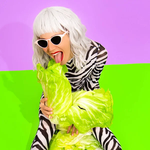 Blond Ludique Vêtements Mode Imprimé Zèbre Avec Vert Salade Frais — Photo