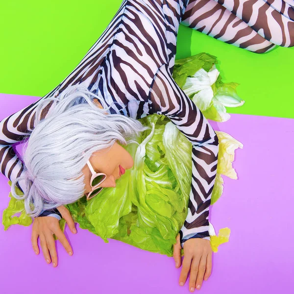 Blondynka Moda Zebra Drukować Ubrania Świeżym Zielonym Tle Sałatki Idź — Zdjęcie stockowe