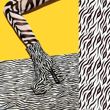 Topuklu ayakkabı giymiş moda bacaklar, kolaj arka planında zebra botları. Hayvan dokusu izi. Gösterişli tropikal konsept