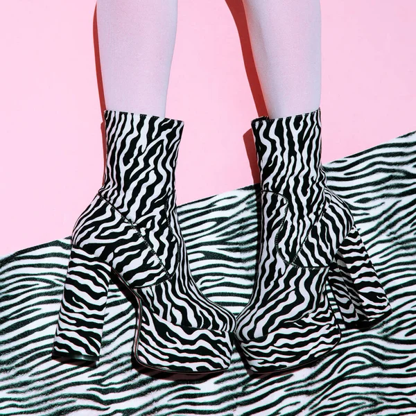 Moda Nogi Obcasie Party Zebra Buty Minimalnym Różowym Tle Odcisk — Zdjęcie stockowe