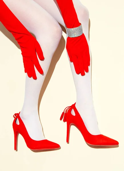 Retro Lady Stylowe Czerwone Buty Rękawiczki Minimalne Płaskie Lay Mody — Zdjęcie stockowe