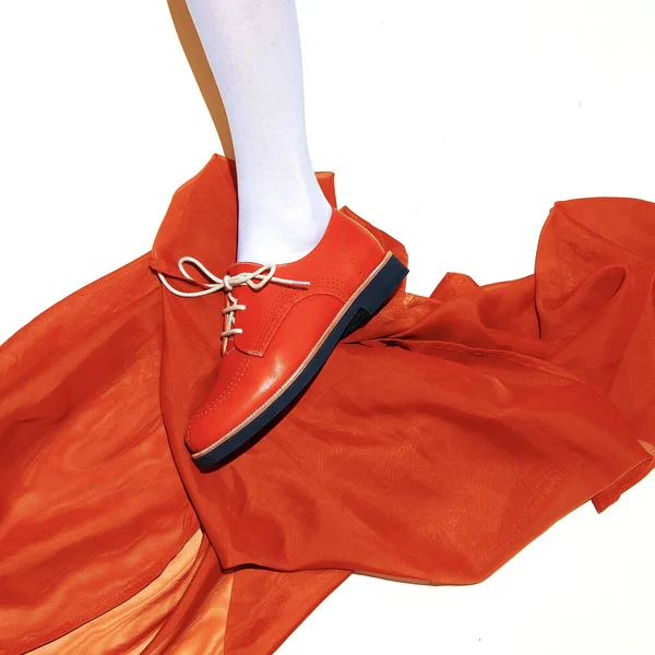 ファッションレトロな靴と最小限のテキスタイルの背景 スタイリッシュなヴィンテージシューズのコンセプト — ストック写真