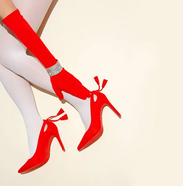 Retro Lady Stylowe Czerwone Buty Rękawiczki Minimalne Płaskie Lay Mody — Zdjęcie stockowe