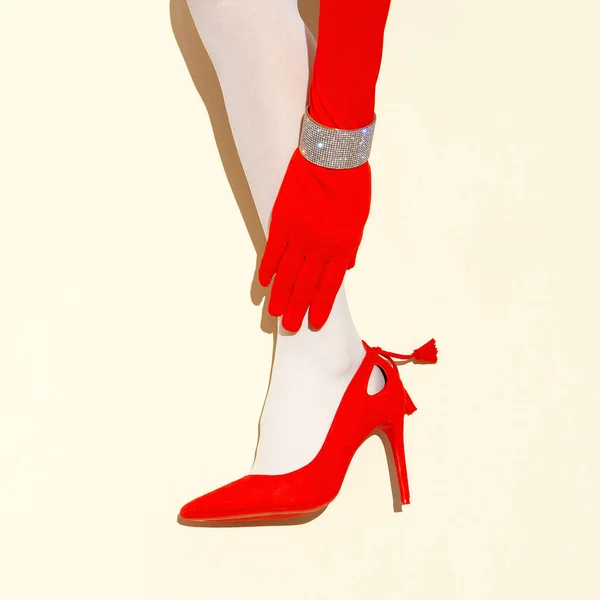 Retro Lady Chaussures Gants Rouges Élégants Pose Plate Minimale Mode — Photo