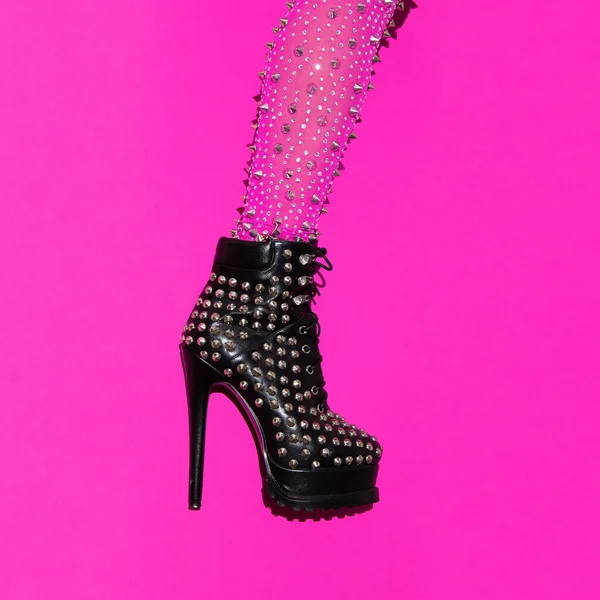 Moda Noga Obcasach Czarne Buty Różowym Minimalnym Tle Stylowe Akcesoria — Zdjęcie stockowe
