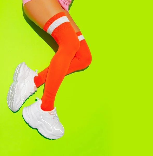 Snygga Vita Sneakers Och Vintage Orange Strumpor Gul Fräsch Minimal — Stockfoto