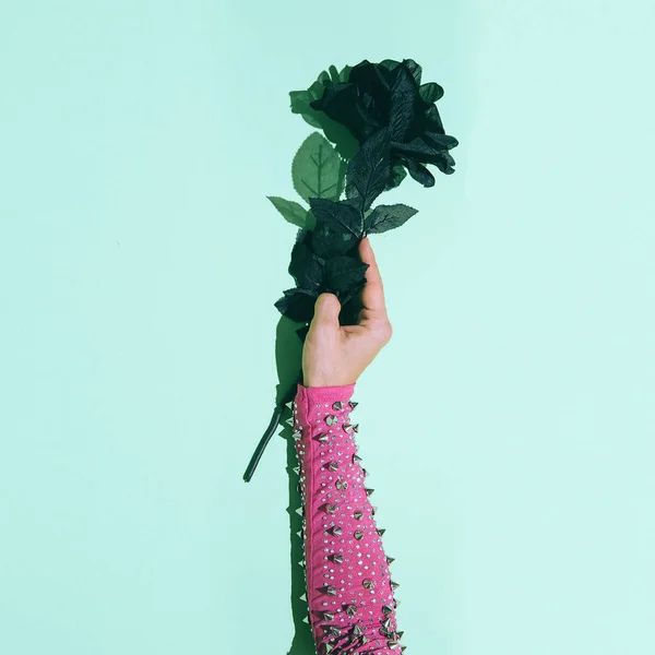 Mano Con Espinas Sosteniendo Una Rosa Negra Concepto Creativo Mínimo — Foto de Stock