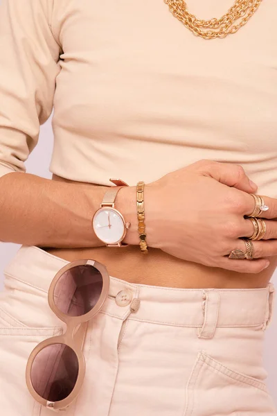 Modekvinnan Snygga Detaljer Vardagsoutfit Tillfällig Beige Utseendebok Trendiga Tillbehör Solglasögon — Stockfoto