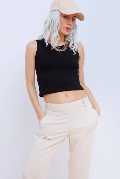 Transgender Vrouw Modeportret Stijlvol Beige Casual Lookbook Voorjaarszomer Outfit Concept — Stockfoto