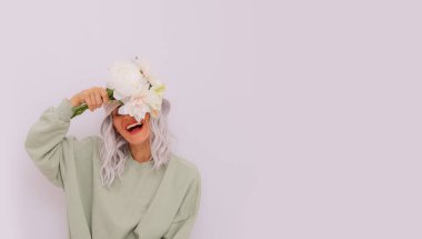 Havalı kova şapka ve pamuklu kapüşon giyen mutlu sarışının moda portresi. Taze Aqua menthe monokrom renkleri. Eco Street tarzı konsept. Bahar mevsimleri