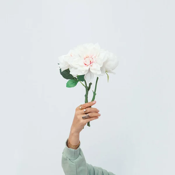 Hand Kostym Smycken Hålla Blommor Vit Vägg Bakgrund Vårens Modekoncept — Stockfoto