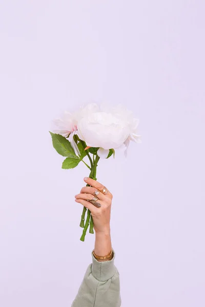 Hand Kostym Smycken Hålla Blommor Vit Vägg Bakgrund Vårens Modekoncept — Stockfoto