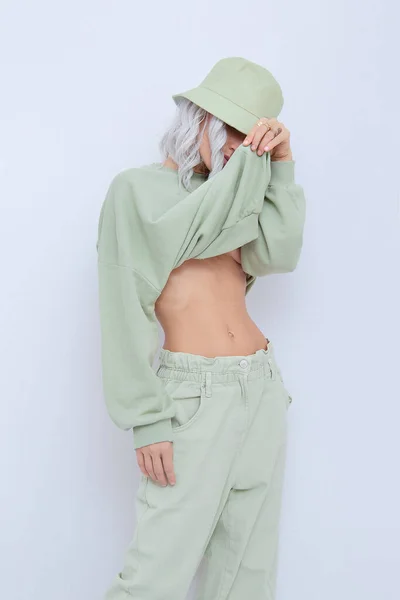 Blondes Model Lässigem Comfort Aqua Menthe Monochromen Straßenoutfit Sommerkollektion Frühjahr — Stockfoto