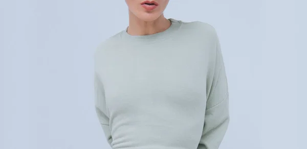 カジュアル綿のパーカーを着て認識できない人の撮影 淡水アクアメニューモノクローム ファッションエコビーガン服最小限の概念 快適さ — ストック写真