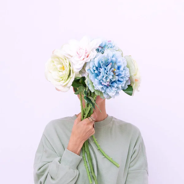 女孩在她的面前拿着花束 穿着时髦随意的新造型 春夏系列最低纲领主义者 — 图库照片