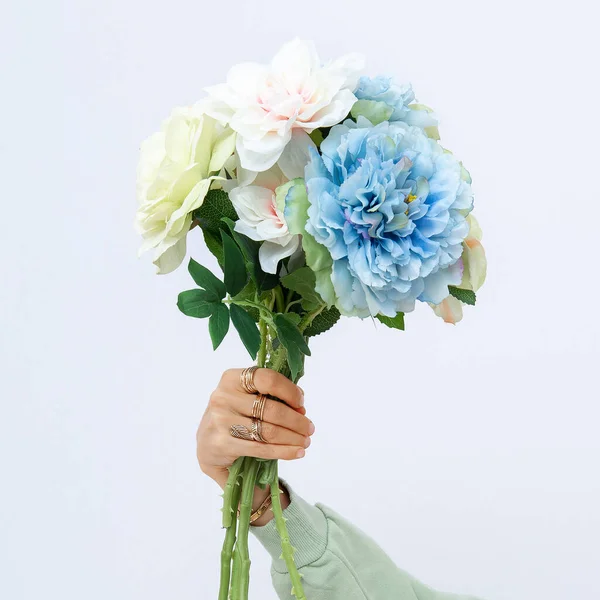 Mão Feminina Segurando Flores Primavera Buquê Conceito Decoração Moda Minimalista — Fotografia de Stock