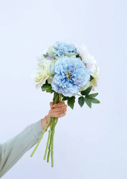 Mão Feminina Segurando Flores Primavera Buquê Conceito Moda Minimalista — Fotografia de Stock