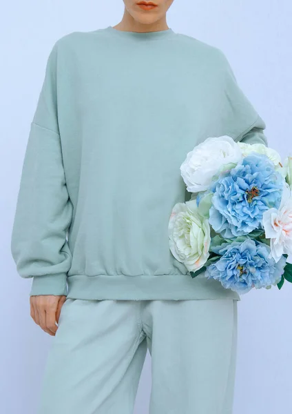 Beautiful Girl Standing White Room Flowers Her Hands Fresh Aqua — Stock Photo, Image