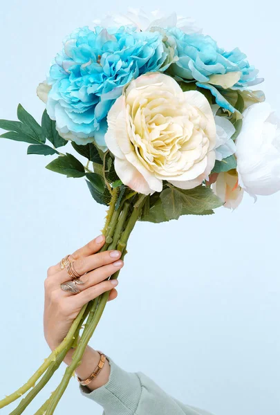 Mão Feminina Segurando Buquê Flores Primavera Conceito Moda Estética Minimalista — Fotografia de Stock