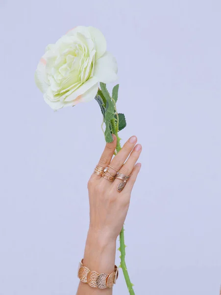 Kvinnliga Handen Mode Smycken Med Vita Rosor Minimalistisk Älskare Estetiska — Stockfoto