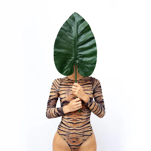 Nierozpoznawalna Dziewczyna Trzymająca Liście Palmowe Kostiumie Tygrysa Mody Tropikalna Dżungla — Zdjęcie stockowe