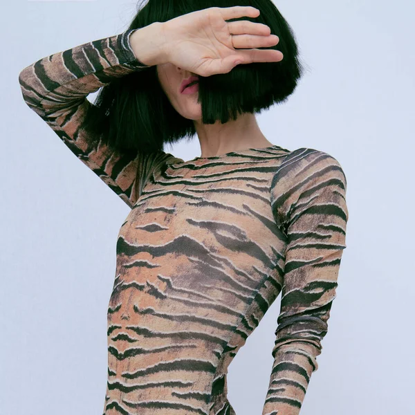 Sexy Brunette Draagt Mode Tijger Print Bodysuit Tropische Jungle Wilde — Stockfoto