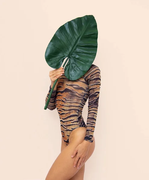 Dame Méconnaissable Tenant Feuille Palme Costume Tigre Mode Jungle Tropicale — Photo