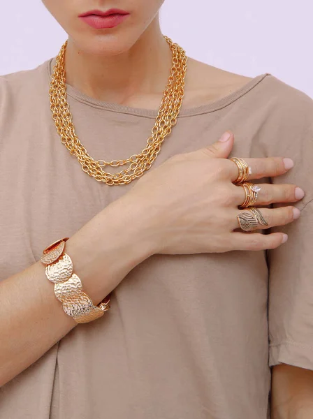 Sıradan Rahat Bej Pamuk Tişört Mücevherlerle Tanınmayan Kadın Modeller Bahar — Stok fotoğraf