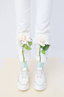 Son moda yaz kıyafetlerinin ayrıntıları. Stüdyoda beyaz kot pantolon ve şık ayakkabılar giyen bir kız. Her gün bak. Yüzü yok. Minimalist pastel renk kavramı