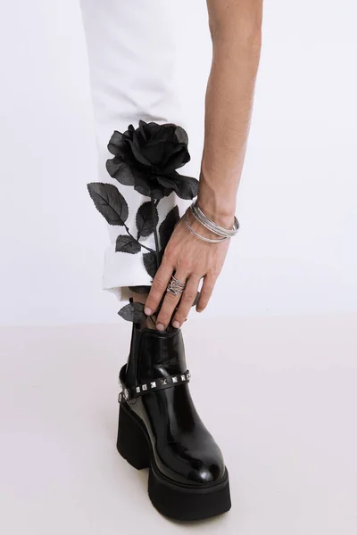 Módní Ležérní Černé Bílé Jarní Oblečení Žena Bílých Džínách Stylových — Stock fotografie
