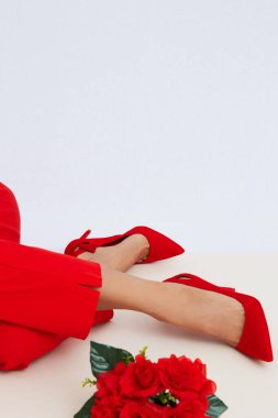 Kırmızı pantolonlu ve ayakkabılı tanınmayan kadın bacakları. Minimalist zarif detaylar tarzı. Lookbook vintage estetiği.