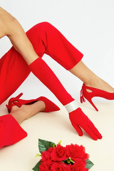 Moda Modelo Irreconhecível Calças Sapatos Vermelhos Estilo Minimalista Detalhes Elegantes — Fotografia de Stock