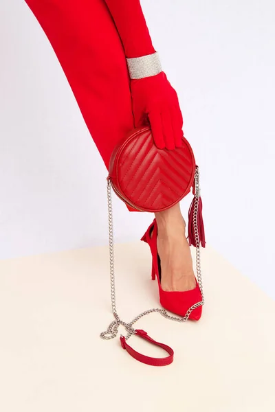 レトロな赤いパンツ 靴や手袋でファッション認識できない女性 スタジオルックブック トレンディアクセサリークラッチとブレスレット ミニマルでエレガントなヴィンテージのディテールスタイル — ストック写真