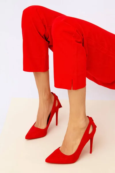 Moda Irreconocible Señora Piernas Pantalones Rojos Zapatos Estilo Minimalista Detalles —  Fotos de Stock